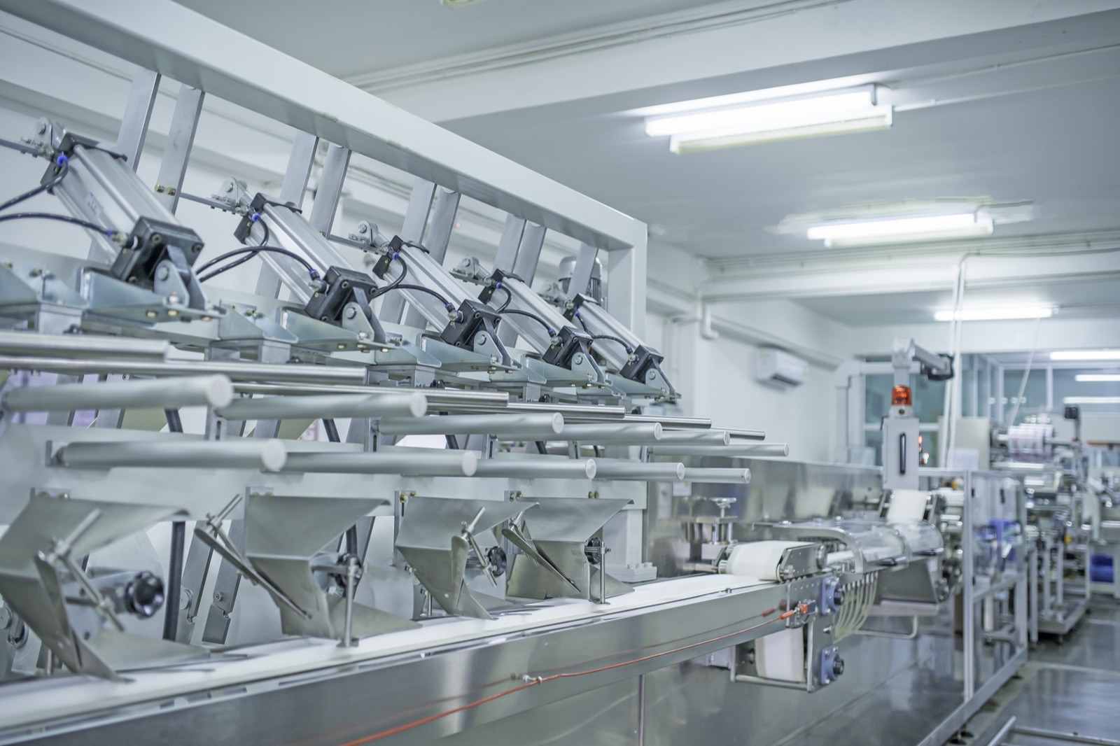 Zautomatyzowana linia produkcyjna z siłownikami pneumatycznymi