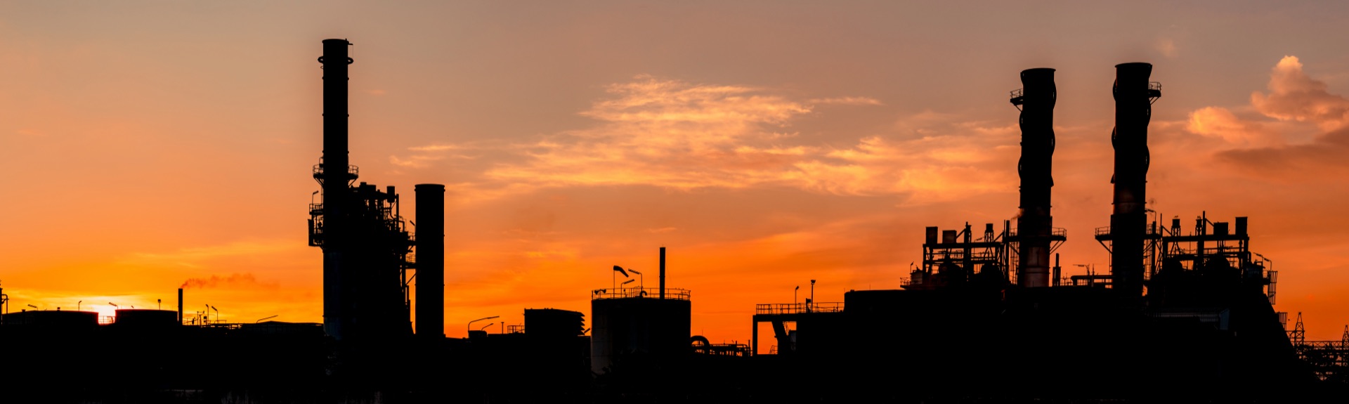 Panorama zakładów przemysłowych o zachodzie słońca