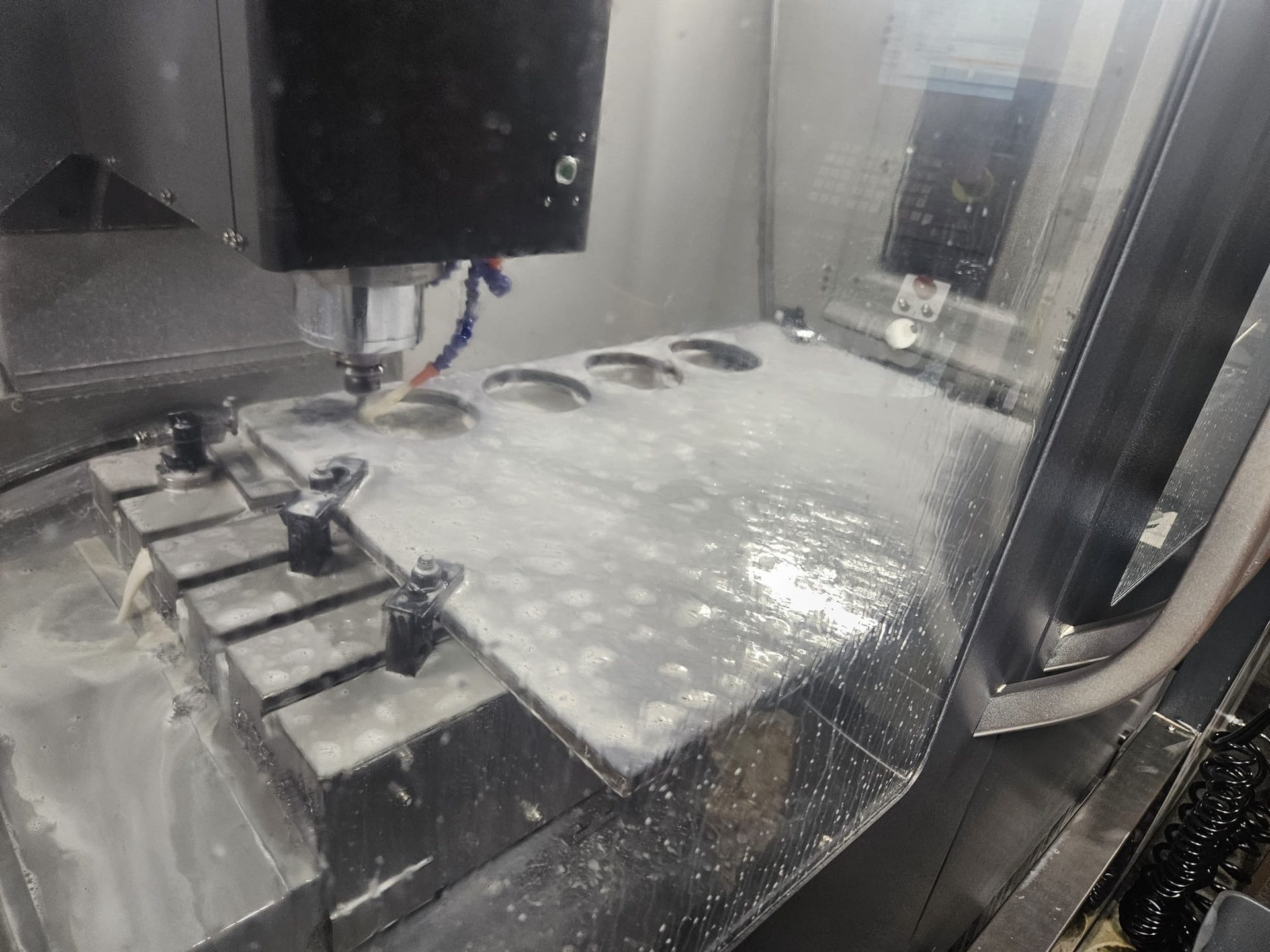 Frezowanie CNC detalu z otworami w chłodziwie
