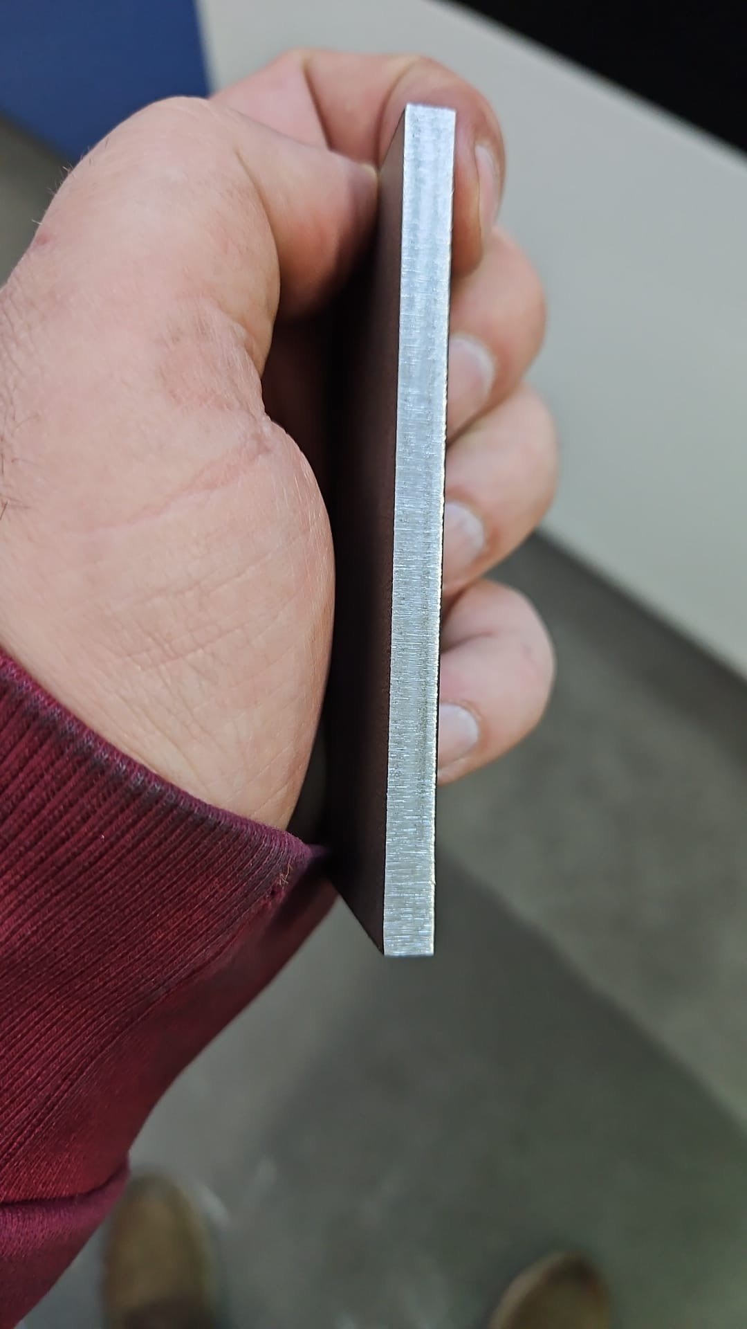 Krawędź detalu stalowego po obróbce mechanicznej
